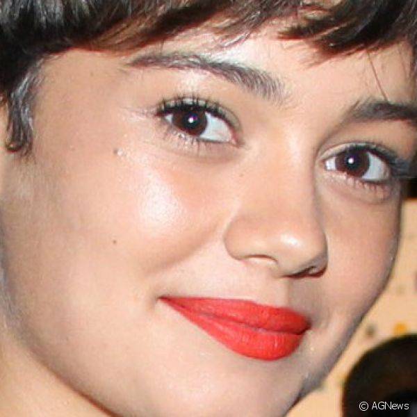 Sophie Charlotte garantiu o destaque dos lábios com um vibrante batom vermelho para assistir à première do filme 